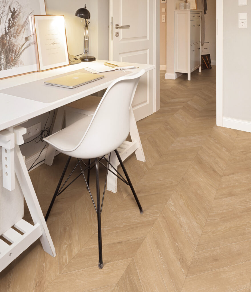 Chevron vloer PW 3100/FP gelegd in een stijlvolle kamer, met een elegant V-patroon dat de ruimte een luxueuze en tijdloze uitstraling geeft.